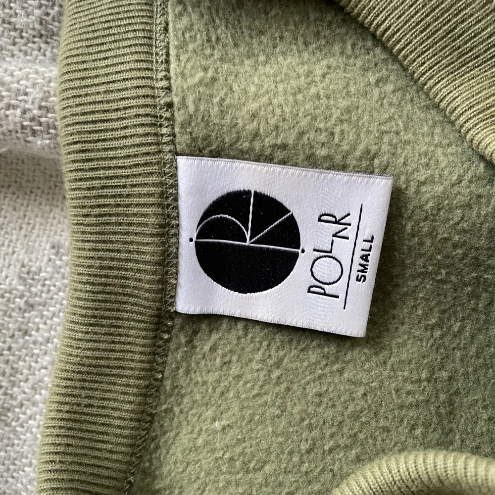 En snygg mörk grön Polar sweatshirt perfekt nu när det är kallt ute. Den är i storlek small men den är baggy så den passar större storlekar. Skick 9/10 använd ett fåtal gånger.  Original pris: 1000kr Mitt pris: 600kr. Hoodies.