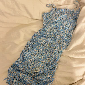 Klänning - En vacker sommarklänning, från SHEIN och använt 1 gång 💙 man kan ändra själv om man vill ha en lång eller kort klänning 