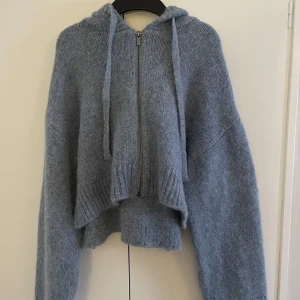 Stickad kofta - Oanvänd stickad kofta från zara