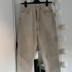 Oanvända beiga jeans. Modellen är tajt överrumpla och “lose fit” längta benen. 🤍💛🧡