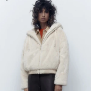 Zara jacka  - Helt slutsålda jackan från zara i storlek S. Skriv vid frågor