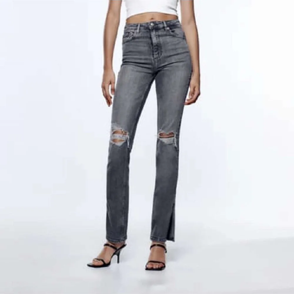 Ett par gråa jeans från zara som inte kommer till användning längre i storlek 32/34 med hål på knän och slits . Jeans & Byxor.