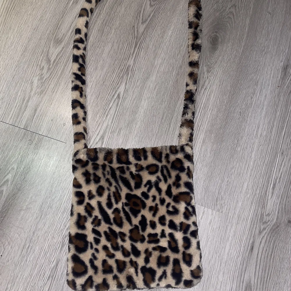 En fluffig totebag i leopard mönster. Säljer då den inte kommer till användning ❤️ . Väskor.