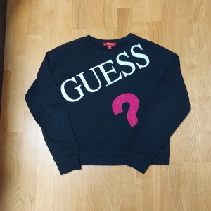 Guess sweater  - Svart guess sweater med rosa diamanter