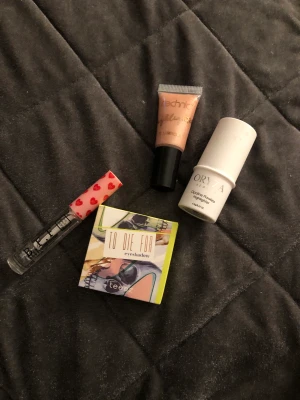 Smink - Säljer massa olika sminkprodukter! 30kr/st eller allt för 100kr + frakt. Frakten blir alltid detsamma. Highlighter stick & highlighter är såld
