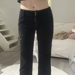 Säljer mina underbara Lågmidjade svarta jeans med. Jeansen är i Manchester- liknande tyg och har en broderad fjärIl på sidan av benet. Det är verkligen de perfekta Lågmidjade jeansen! Modellen är en storlek 34/36. Kan fraktas! 
