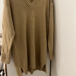 Klänning - Super skön och mjuk klänning från bikbok med liten skita ner till. Säljer för 100kr