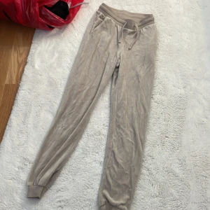 mjukisbyxor  - fina beiga mjukisbyxor från cubus, för små och därav säljer jag dem. det står mina initialer på lappen där bak annars inget märke.