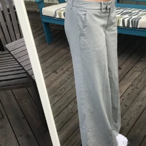 Lågmidjade kostymbyxor  - Säljer dessa super snygga lågmidjade kostymbyxor! De är insydda längst sidorna men det gör även att sprätta upp!💕 de är i storlek 40 därför är de långa och de går ner till marken på mig💕 skulle säga att de är mellan en 36/38💕 OBS!! Fläck på vänster ben!❤️