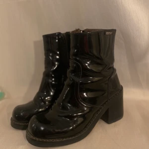 Svarta skor - Fina svarta skor med klack från Destroy! De är lackerade och har därför en fin glansig look🌟 Säljer eftersom de är för små. De är i använt men fint skick👠