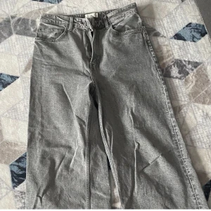 Gråa jeans - Gråa jeans från HM i storlek 38. Nästan i nyskick! Passar mig som är runt 160cm. Frakt tillkommer!