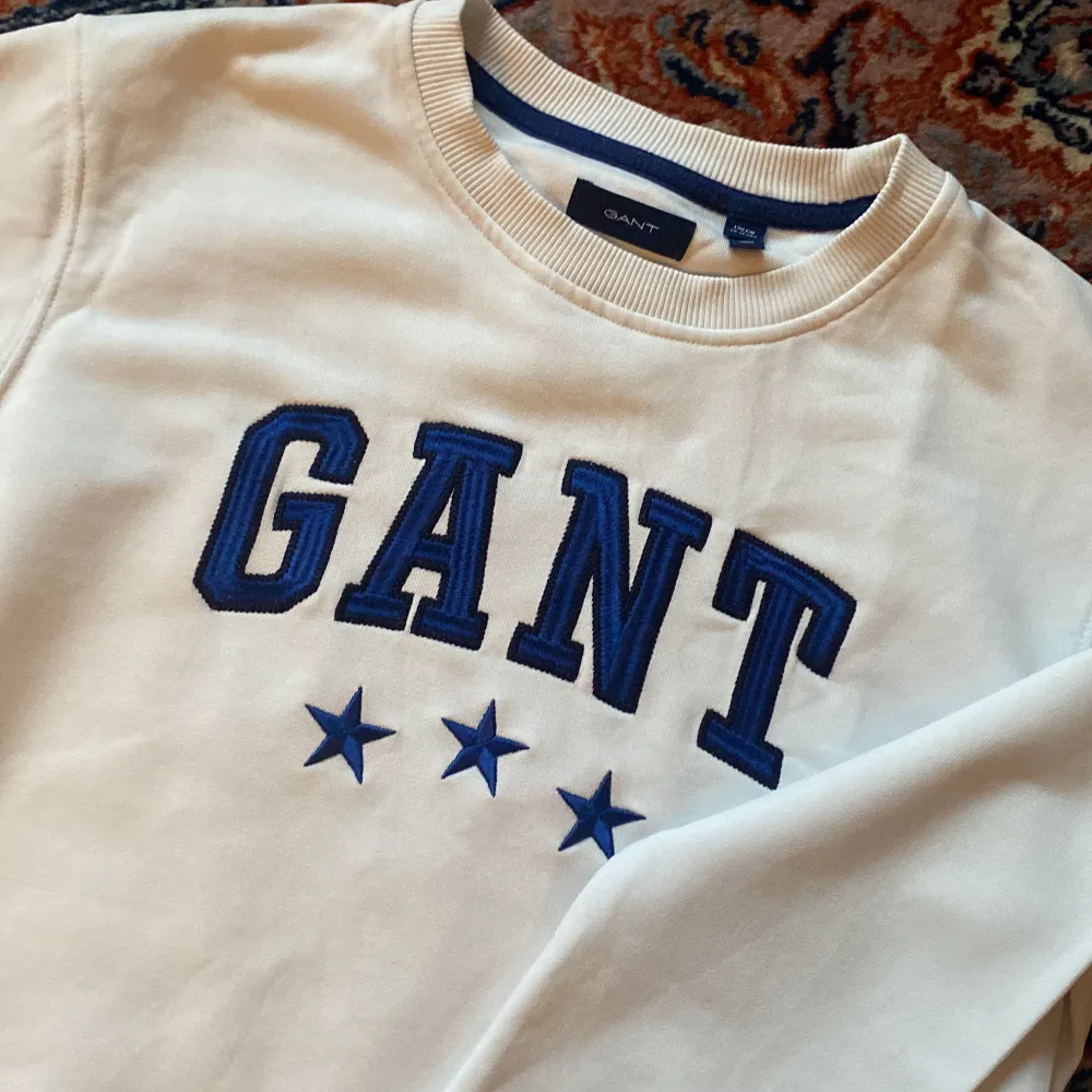 Fin vit Gant tröja stl 170 (skulle säga passar från 150). . Tröjor & Koftor.