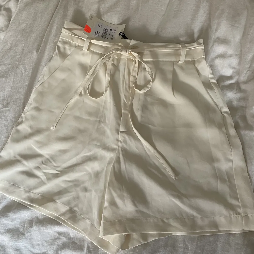 Vita shorts från BikBok🤍 aldrig använda och prislappen är kvar. Shorts.