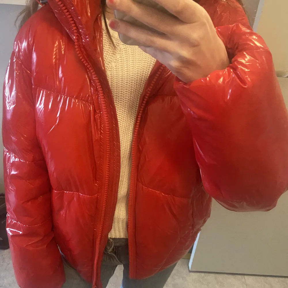 Så fin röd jacka från Vero Moda i storlek s!Perfekt nu på vintern❤️. Jackor.