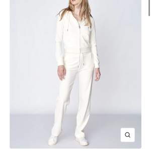 Säljer min vita juicy dress då jag inte använder den längre. Både tröjan och byxorna är i storlek XS och jag säljer dem tillsammans, man kan alltså inte bara köpa en del. Vid snabb affär kan jag sänka priset! 
