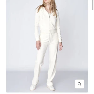 Vit Juicy couture - Säljer min vita juicy dress då jag inte använder den längre. Både tröjan och byxorna är i storlek XS och jag säljer dem tillsammans, man kan alltså inte bara köpa en del. Vid snabb affär kan jag sänka priset! 