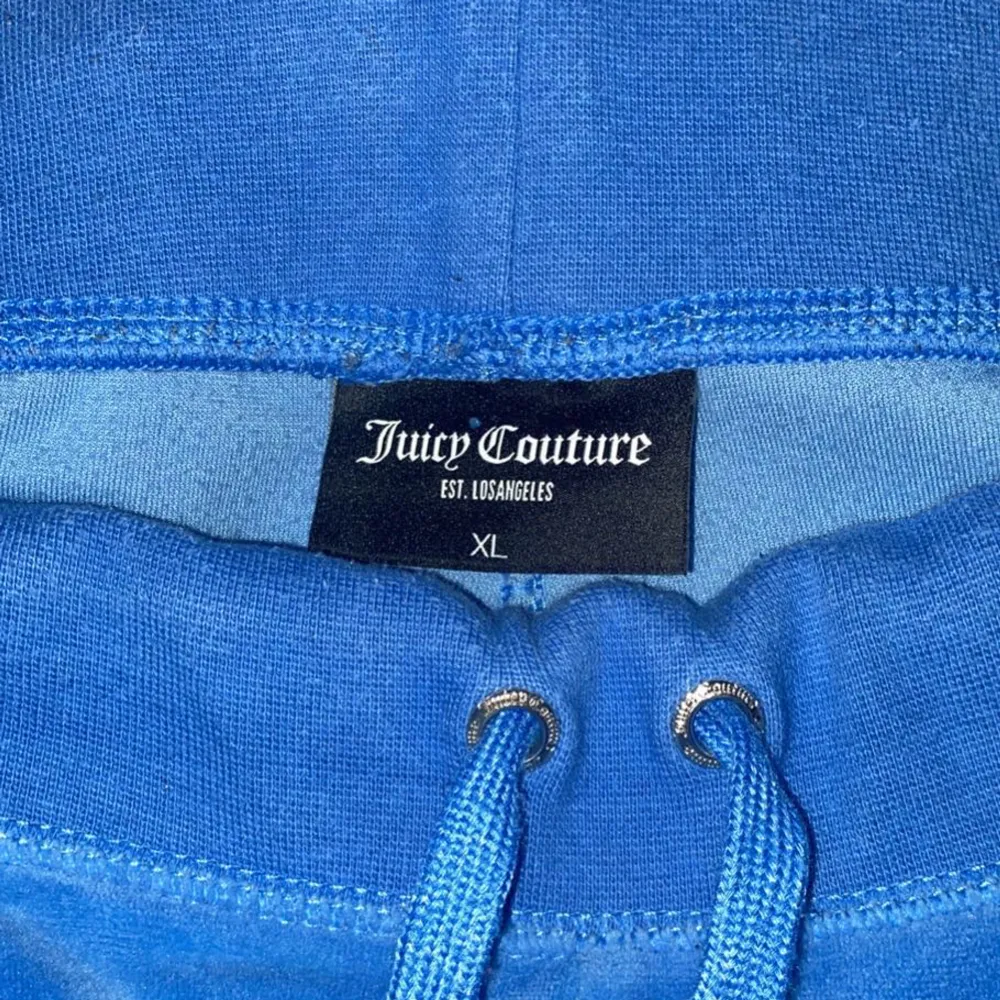 Hej! Säljer dessa blåa juicy couture mjukisbyxor i storlek XL. Dem är knappast använda men ena fickan har gått av litegrann i kanten. Därav priset, Men jag kan sy fast den om de önskas men jag kan inte lova att de blir snyggt 😂Kan mötas upp och frakta! . Jeans & Byxor.