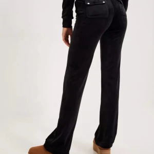 Svarta juicy byxor xs - Svarta juciy byxor i storlek xs! Är intresserad av att byta mot annan färg i xs eller sälja! De är hela och fina förutom ett litet märke på knät som jag kan skicka bild på!