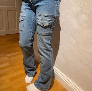 Jättefina jeans ifrån Lindex i strl. 34/36 Vet inte nypris men skulle gissa på 200/300kr🥰 Knappt använda! Hör av er för frågor🫶🏻 (Frakt ingår ej) 