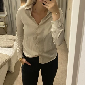 Satin skjorta - Beige satin skjorta! Aldrig använd, strl S🤍