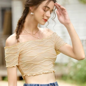 Superfin off-shoulder croppad topp - En krämfärgad crop-top som går att använda både off-shoulder men även som vanlig topp. Den är köpt från Shein men jag säljer den för att den inte passar mig i storlek. Helt nytt skick.