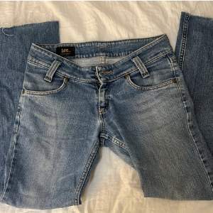 Low waist jeans i märket lee! Dom är nästan aldrig andvända💕 säljs på grund över att den inte kommer till andvändning💕(kp om du vill ha fler bilder hur jeansen sitter) (tryck inte på köp) jag är xs i midjan, och de passar mig 
