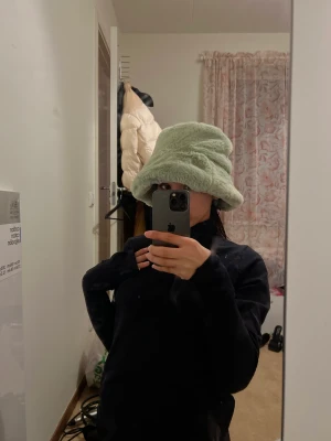 Mysig fluffig mössa - Pälsmössa från ASOS, turkos