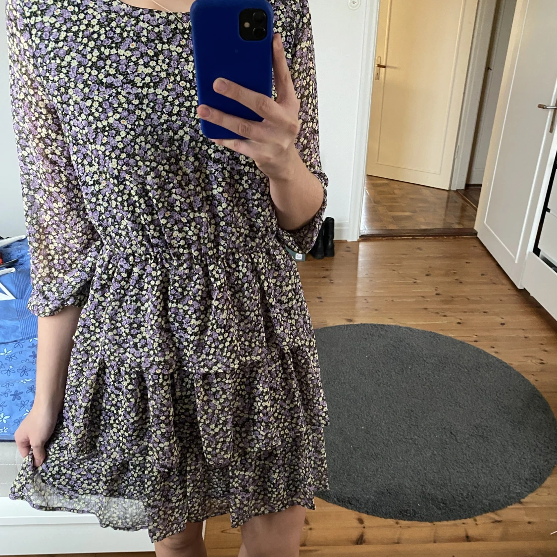 Oanvänd volangklänning