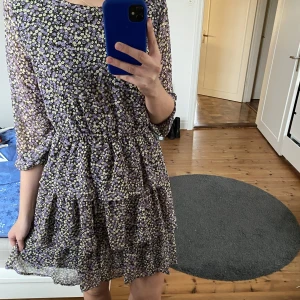 Oanvänd volangklänning - Helt oanvänd volangklänning med prislappen kvar. Klänningen är ifrån Only och är i storlek s (nypris 460kr)🥰