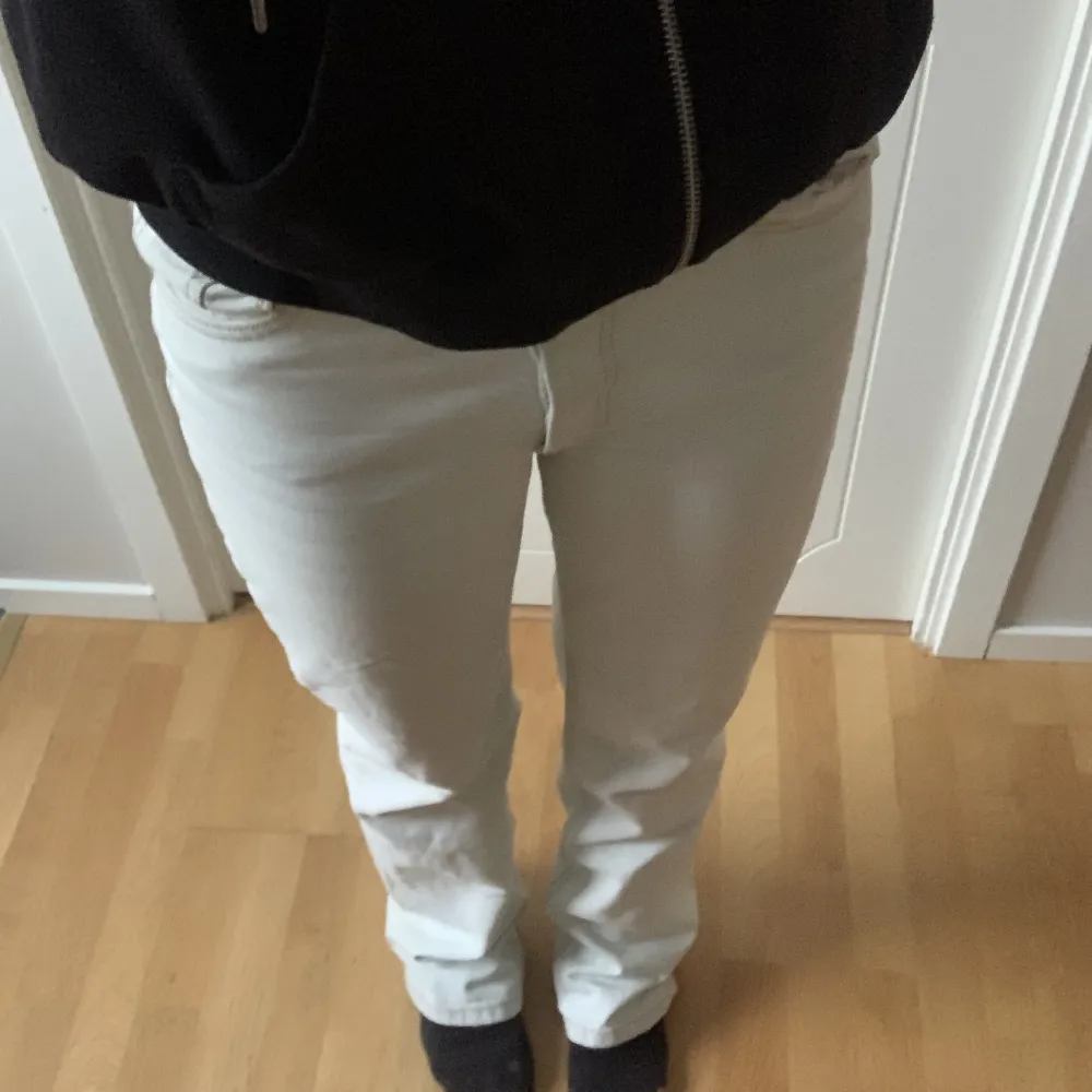 Populära Zara mid rise jeans i färgen ljusblå. Storlek 36 och är långa i benen, för långa för mig som är 166cm. Köparen står för frakten!. Jeans & Byxor.