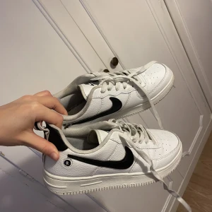 Vita Nike skor  - Vita Nike skor med svart Nike märke  Storlek: 41 Köparen står för frakt 📦 