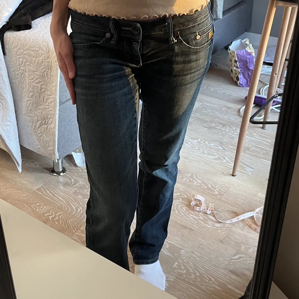 Jättefina lågmidjade jeans från G - star💕💕 använda få gånger och är köpta på Zalando. Tyvärr tycker jag att de är lite korta på mig och därför säljer jag de💕💕kontakta för fler bilder💕. Jeans & Byxor.