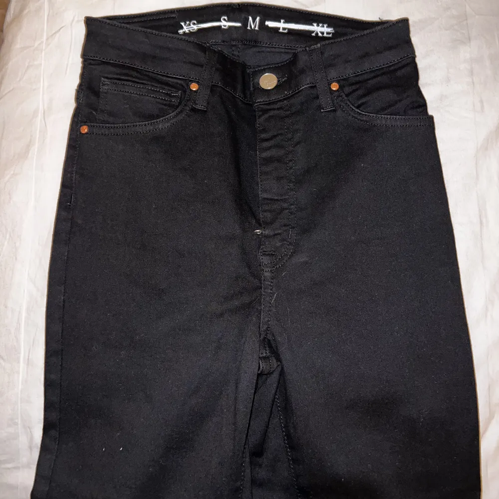 Svarta tajta jeans med stretchigt material. Aldrig använda . Jeans & Byxor.