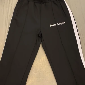 Palm angels byxor - Jag säljer nu mina A kopior Palm angelsbyxor eftersom jag känner inte att det är min stil direkt. De är testade 1 gång men aldrig använda. De är L men passar även m. Skriv gärna vid frågor och funderingar! 