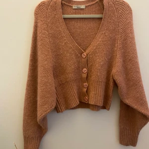 Stickad blus - Stickad blus, från Gina tricot. Använt några få gånger, inte mycket. Varmare än vad den ser ut att vara. Storlek Xs men fungerar även som S