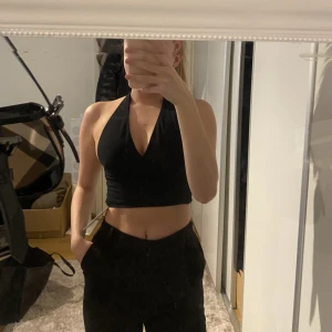 Svart topp - Helt ny lappar kvar nypris 299 Tröjan på modellen är samma fast en annan färg