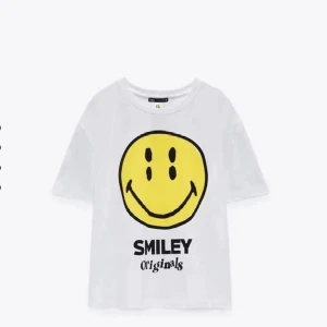 Smiley tröja - Säljer denna fina t-shirt som tyvärr inte ha någon användning av längre💗 skicka för fler bilder eller funderingar kring tröjan, köparen står för frakten
