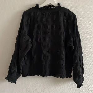 Blus - Festlig blus i jättebra skick. 