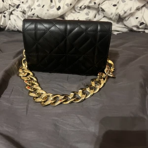 Väska  - Väldigt fin väska har använt den 5 ggr typ den har ingen ficka inne i väskan 