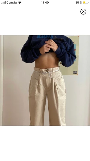 Cargo byxor - Super fina beige/bruna cargo byxor som är raka i benen, byxorna kommer med bälte som går att knyta i mitten. Dem har inte kommit till någon användning så dem är i en ny skick! Helt slutsålda på hm🤎