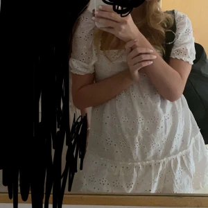 Klänning💛 - Jättefin klänning från hm💘 endast använd på en midsommar!! Jag har vanligtvis 38 i klänningar