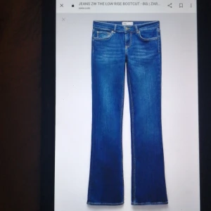 Zara jeans  - Ett par jättefina zara jeans! Men dem är inte riktigt min stil längre💕jättebra skikt! Dem är ljusare än på bilden