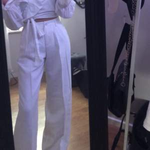 Vita kostymbyxor från Bershka i superfint skick! Säljer för att de blivit försmå i midjan❤️längden är perfekt på mig som är 169 cm. 