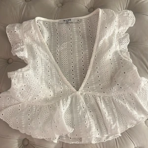 Croppad topp nakd - Croppad söt topp från NA-KD i storlek S. Köparen står för frakt 💓