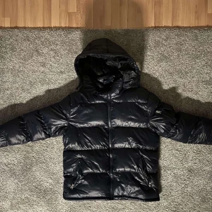 Jacka   - Inte äkta (liknande) märket sitter löst 