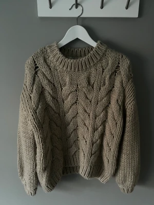 Stickad tröja från Na-kd  - Jag säljer min bruna stickade tröja från na-kd💗