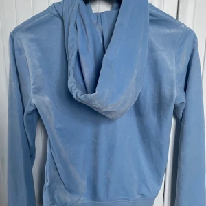 Juicy couture  - Säjer min juicy couture kofta, med jätte bra sick, inga fläckar eller märken och endast använd typ tre gånger. Skriv vid intresse, eftersom att den är i så bra sick gärna ett bra pris💗💗💗 ENDAST tröjan 