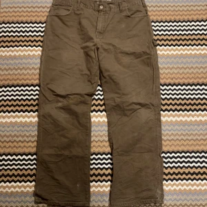 Dickies carpenter pants flexaxed  - Lite sönder längst ner vid byxan och lite färg och märken. 38/32 Sitter som 36 i midjan enligt mig. 