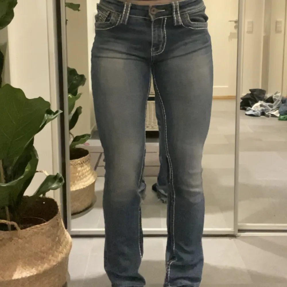 True religion jeans som börjar bli för små :/ har sprättat upp dem längst ned för att göra dem längre :) jag brukar ha storlek s/m och de är långa på mig som är 169. Skriv om ni vill ha fler bilder, pris är exklusive frakt och kan diskuteras !. Jeans & Byxor.
