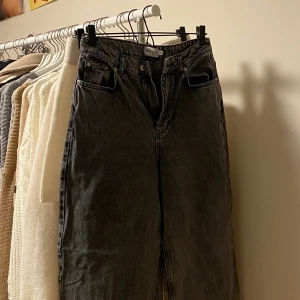 Gråa breda jeans från NAKD - Gråa breda NAKD jeans, använda en del men fortfarande bra skick. 